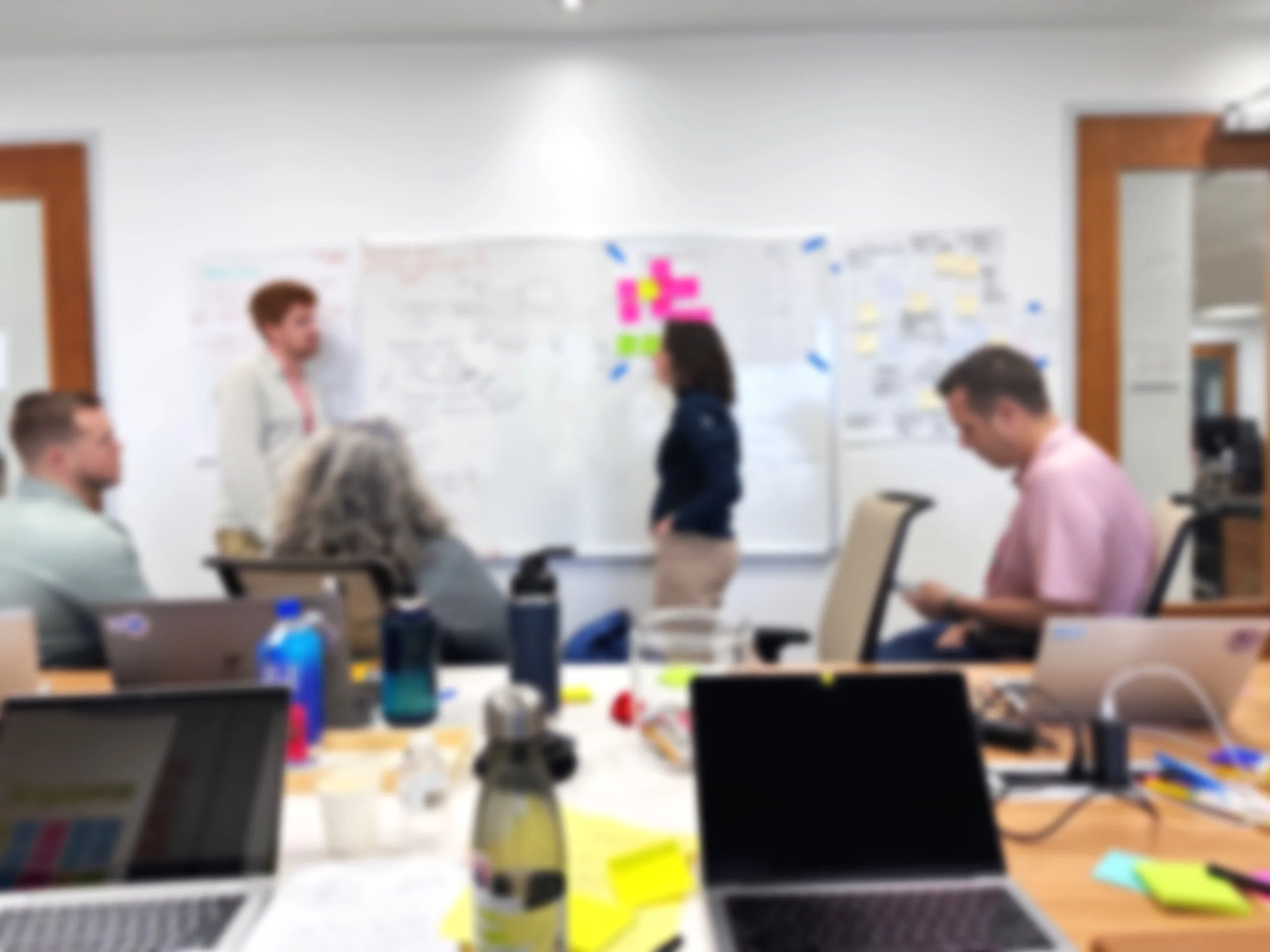 Logo design for the brand Redo on green gradient background